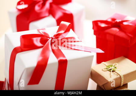 Rosso, bianco e tonalità di colore scatole regalo Foto Stock