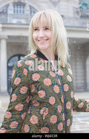 Ritratto felice e spensierato donna a piedi nella neve Foto Stock