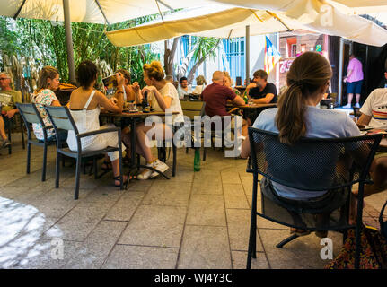 Perpignan, Francia, vista grandangolare, gente affollata, condivisione di cibo, pasti all'aperto, terrazza del ristorante francese, tavoli e ombrelloni "le Figuier" Foto Stock