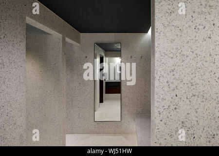 Corridoio e lo specchio nella sala changung. Jiva Spa e centro benessere, Londra, Regno Unito. Architetto: Emil Eve architetti, 2019. Foto Stock