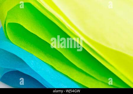 Close up verde blu e giallo di carta tissue Foto Stock