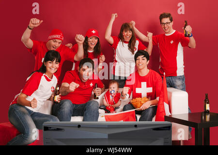 Foto di Swiss gli appassionati di sport di guardare la televisione e fare il tifo per i loro team. Foto Stock