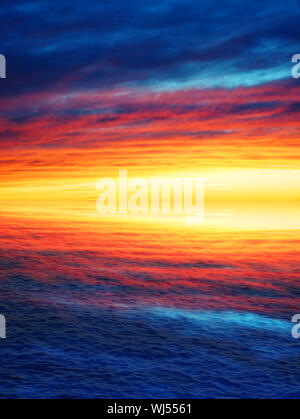Tramonto mozzafiato con molto colorato nuvole riflettono sulle onde dell'oceano o del mare sullo sfondo della natura Foto Stock