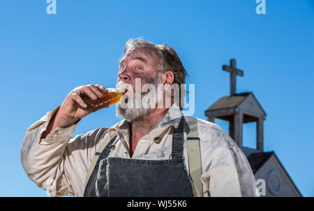 Il vecchio West bevuto bevande una bottiglia di liquore Foto Stock