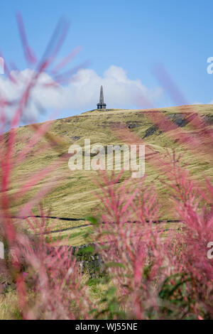 Stoodley Pike, su del The Pennine Way, Calderdale, si erge sopra la città di Hedbden Bridge e Todmorden in Calderdale, West Yorkshire, Inghilterra. Foto Stock