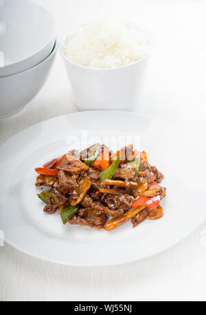 Tipico piatto cinese,carni bovine fresche saltate in padella con pepperrs germogli di bambù e funghi Foto Stock