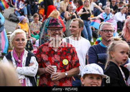 La gente a Helsinki Pride 2019 dopo party in Kaivopuisto Park Foto Stock