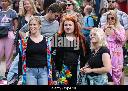 Danni accidentali di persone a Helsinki Pride 2019 dopo party Kaivopuisto Park Foto Stock