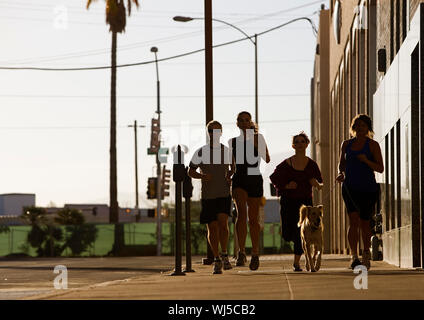 L uomo e la donna in esecuzione nella città Foto Stock