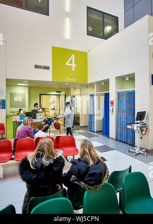 Interno del NHS Queen Elizabeth Royal Hospital per bambini a Glasgow, Scozia, mostrando colorati e i bambini design. Foto Stock