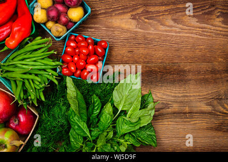 Nuovo mercato degli agricoltori di frutta e verdura da sopra con copia spazio su legno marrone Foto Stock