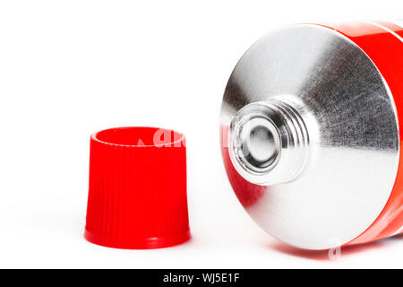 Uno rosso chiuso il tubo di pomodoro su sfondo bianco Foto Stock