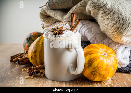 Autunno pumpkin spice latte con bastoncini di cannella e anice stelle Foto Stock