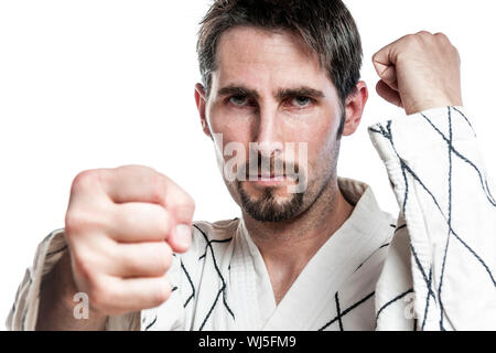 Arti marziali master in lotta bianco vestito fare un esercizio di hapkido, isolato su sfondo bianco Foto Stock