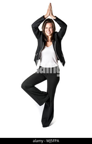 Business donna in costume nero compie un esercizio di yoga su sfondo bianco Foto Stock