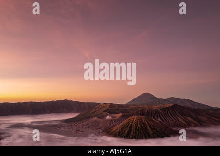 Il monte vulcano Bromo nel Parco Nazionale in Java Orientale, Indonesia Foto Stock