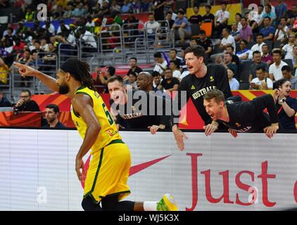 (190903) -- DONGGUAN, Sett. 3, 2019 (Xinhua) -- Patty Mills (anteriore) dell Australia celebra durante il gruppo H match tra Australia e Senegal al 2019 FIBA World Cup in Dongguan, Cina del sud della provincia di Guangdong, sul Sett. 3, 2019. (Xinhua/Zhu Zheng) Foto Stock