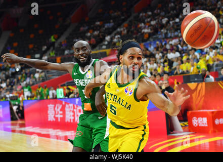 (190903) -- DONGGUAN, Sett. 3, 2019 (Xinhua) -- Patty Mills (R) dell'Australia consente di risparmiare durante il gruppo H match tra Australia e Senegal al 2019 FIBA World Cup in Dongguan, Cina del sud della provincia di Guangdong, sul Sett. 3, 2019. (Xinhua/Zhu Zheng) Foto Stock