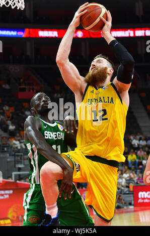 (190903) -- DONGGUAN, Sett. 3, 2019 (Xinhua) -- Aron Baynes (R) di Australia va al cestello durante il gruppo H match tra Australia e Senegal al 2019 FIBA World Cup in Dongguan, Cina del sud della provincia di Guangdong, sul Sett. 3, 2019. (Xinhua/Zhu Zheng) Foto Stock