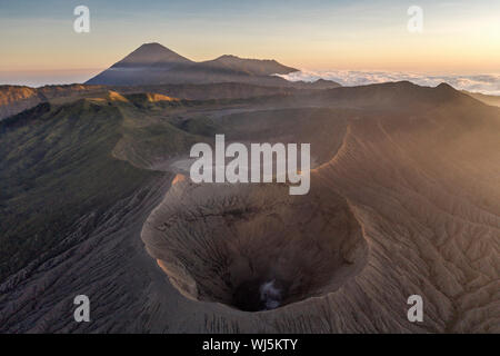 Il monte vulcano Bromo nel Parco Nazionale in Java Orientale, Indonesia Foto Stock