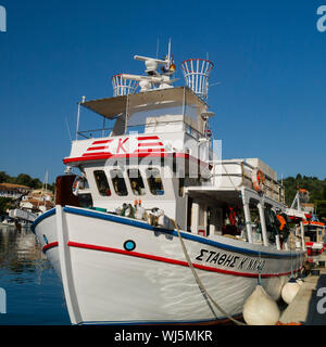 Greco in barca da pesca, Vathi,Meganisi,Grecia,l'Europa Foto Stock