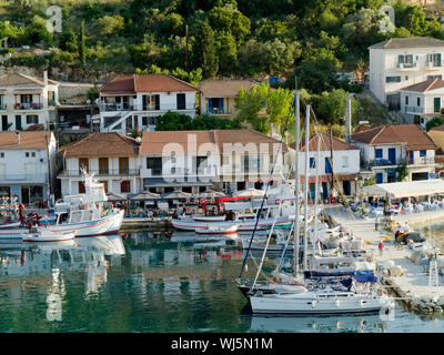 Barche ormeggiate in Vathi,Meganisi,Grecia,Europa Foto Stock