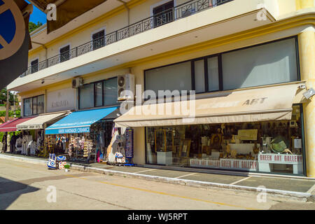 Tourist negozi d'arte,porto di Katakolon,penisola del Peloponneso,Grecia,l'Europa Foto Stock