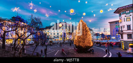 Lubiana romantica del centro città decorato per il Natale. Preseren square, Lubiana, Slovenia, l'Europa. Foto Stock