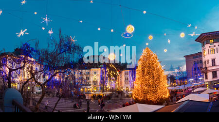 Lubiana romantica del centro città decorato per il Natale. Preseren square, Lubiana, Slovenia, l'Europa. Foto Stock