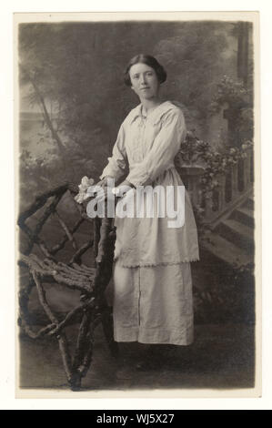 Inizio 1900's WW1 era studio ritratto cartolina di giovane donna da studio di Horace Dudley, W. Midlands, Inghilterra, Regno Unito circa 1916,1917 Foto Stock