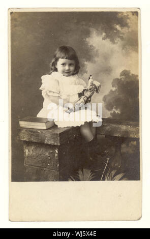 Primi del novecento studio ritratto di bambina tenendo una bambola, circa 1904, Foto Stock