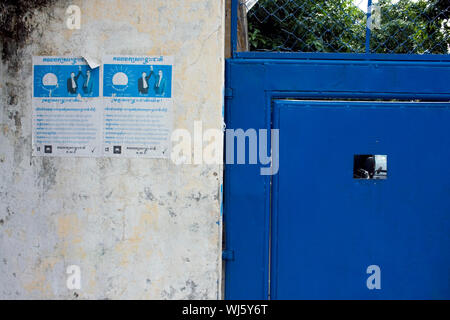 Poster CNRP leader Sam Rainsy ora in esilio & Kem Sokha agli arresti domiciliari saluta indumento operai in una fabbrica di abbigliamento in Phnom Penh Cambogia Foto Stock