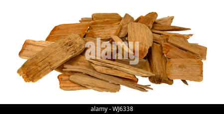 Vista laterale di un gruppo di ontano nero fumo di legno di trucioli per cottura alla brace isolato su uno sfondo bianco. Foto Stock