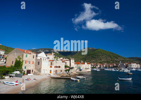 Komiza la città e la spiaggia, isola di Vis, Croazia Foto Stock