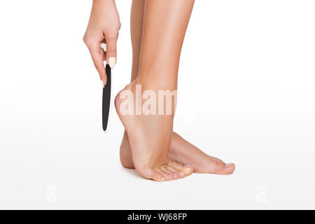 Belle gambe femminili con tacchi rosso isolato su sfondo bianco Foto Stock