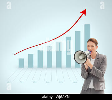 Immagine composita di imprenditrice sta parlando su un megafono contro uno sfondo bianco Foto Stock