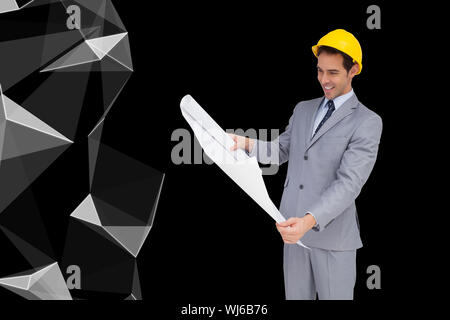 Immagine composita di sorridere architetto con elmetto guardando i piani Foto Stock