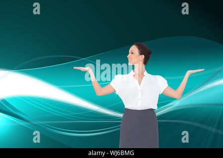 Immagine composita di felice elegante imprenditrice in posa Foto Stock