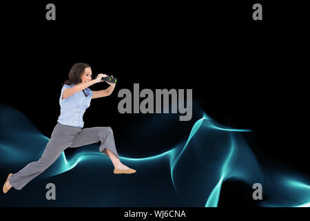 Immagine composita di allegro elegante imprenditrice jumping tenendo il binocolo Foto Stock