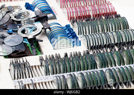 Le nozioni di base per la correzione di visione. Set di lenti per pazienti di adattamento nell'oculista office Foto Stock