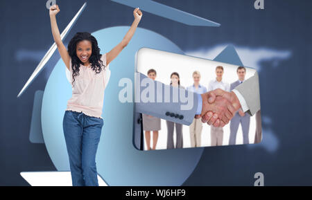 Immagine composita di una felice giovane donna è in piedi con le mani in aria contro uno sfondo bianco Foto Stock