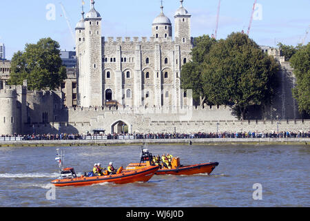 Costiera RNLI imbarcazioni di salvataggio sul Fiume Tamigi presso la Torre di Londra Foto Stock
