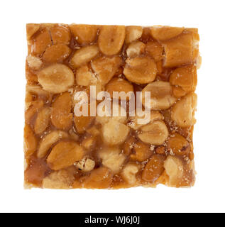 Pezzo unico di peanut crunch candy isolato su uno sfondo bianco. Foto Stock