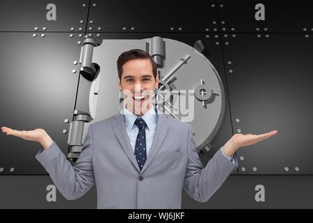 Immagine composita di imprenditore sorridente presentare qualcosa con le mani Foto Stock