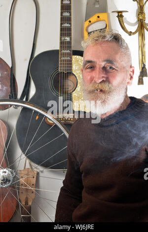 Www.jonsavagephotography.com 22ND JAN 2014 PAISLEY born artist e drammaturgo John Byrne fotografati a casa sua in Edinburgh Foto Stock