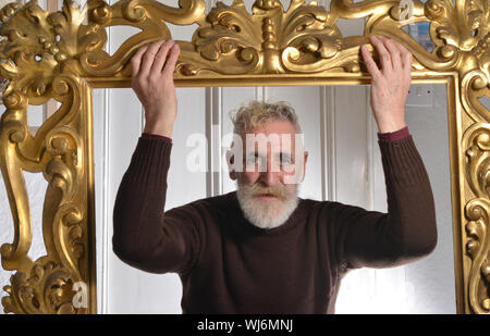 Www.jonsavagephotography.com 22ND JAN 2014 PAISLEY born artist e drammaturgo John Byrne fotografati a casa sua in Edinburgh Foto Stock