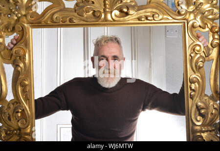 Www.jonsavagephotography.com 22ND JAN 2014 PAISLEY born artist e drammaturgo John Byrne fotografati a casa sua in Edinburgh Foto Stock