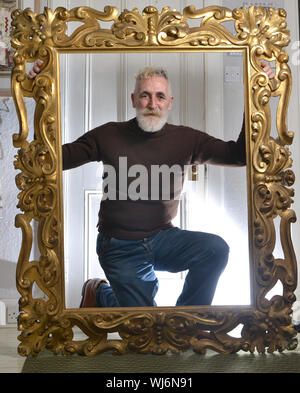 Www.jonsavagephotography.com 22ND JAN 2014 PAISLEY born artist e drammaturgo John Byrne fotografati a casa sua in Edinburgh Foto Stock