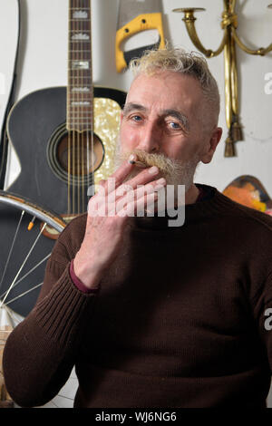 Www.jonsavagephotography.com 22ND JAN 2014 PAISLEY born artist e drammaturgo John Byrne fotografati a casa sua in Edinburgh Foto Stock