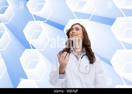 Immagine composita di felice brunette medico gettando apple Foto Stock